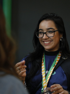 Uma mulher sorrindo