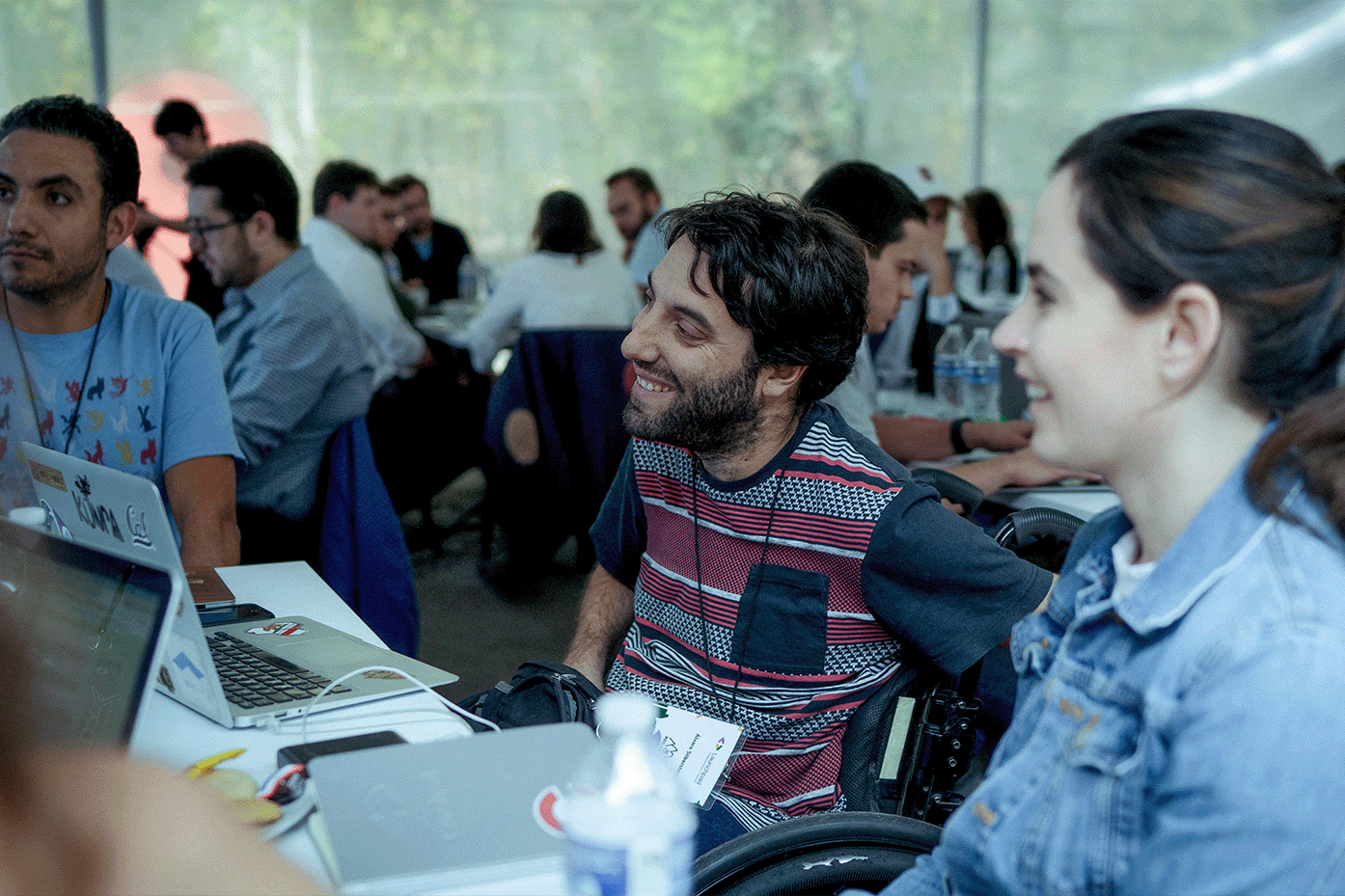 Within the crowd, several smaller groups are busy discussing.