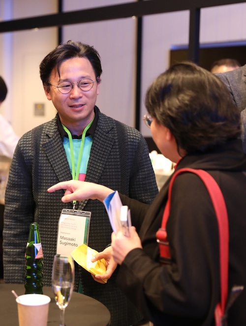 男性と女性が何かを話し合っている。