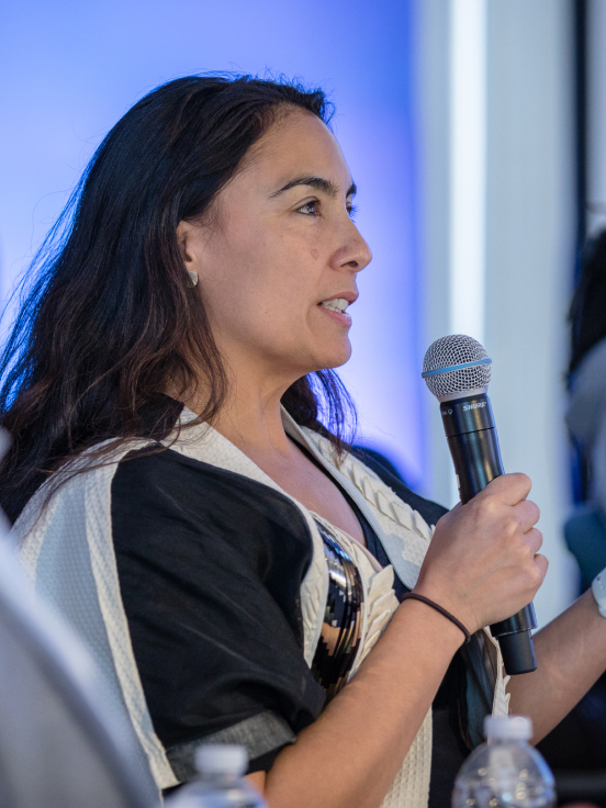 A woman speaking something over mic