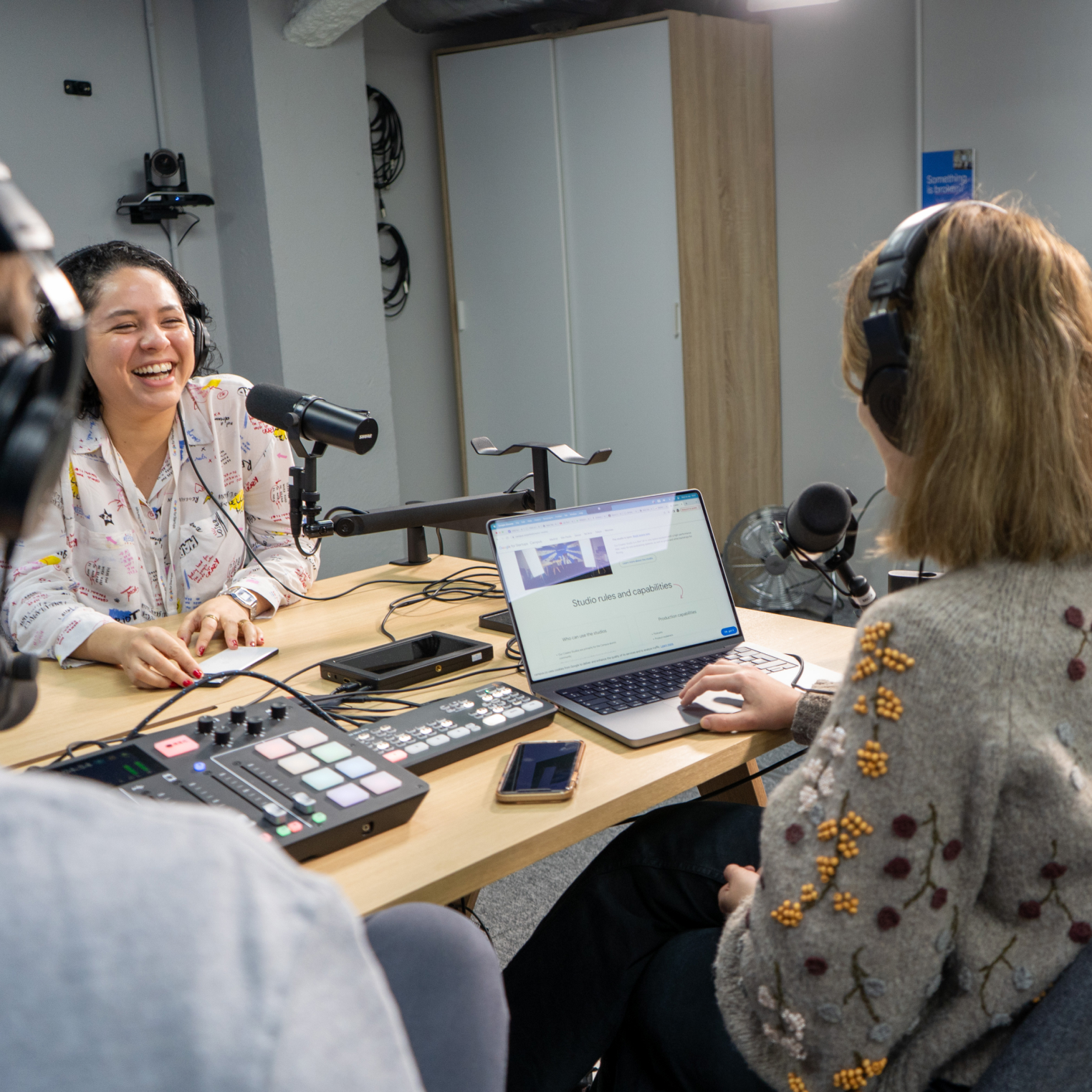 una mujer contenta escuchando algo con unos auriculares