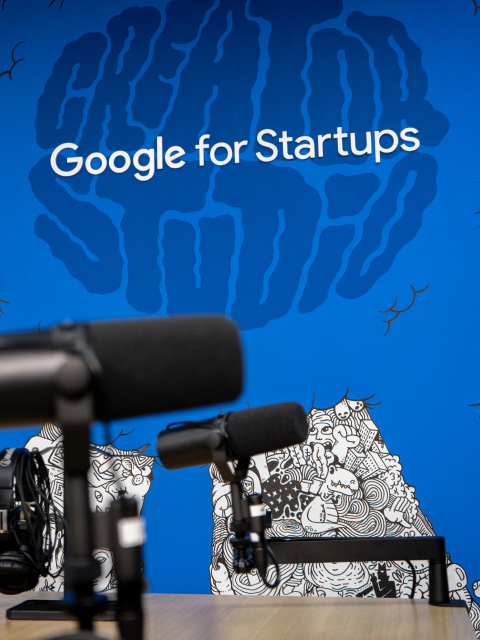 pared azul con el escrito Google para Startups