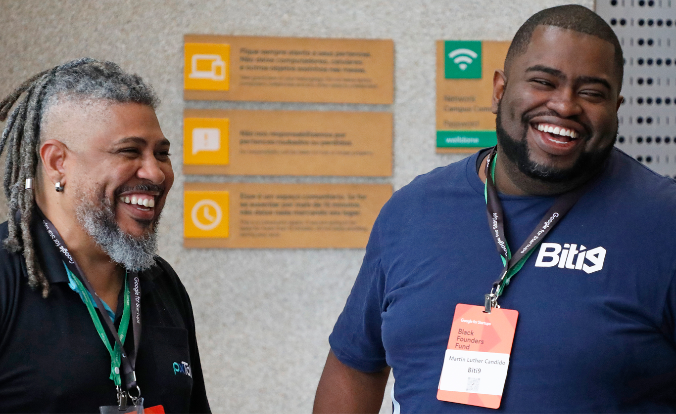 Um grupo de pessoas conversa sorrindo.