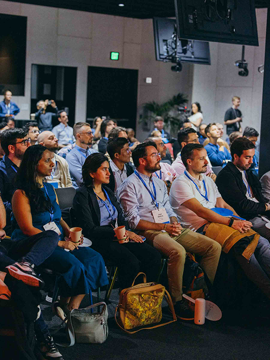 Um grupo de pessoas está sentado em cadeiras.