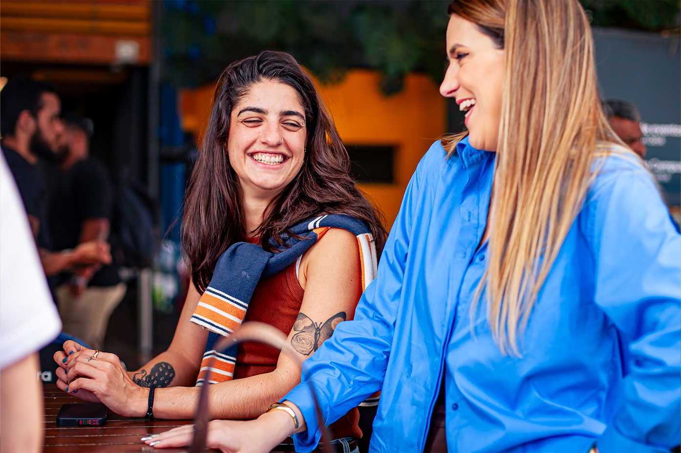 Duas mulheres conversavam amigavelmente com sorrisos agradáveis.